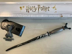 Harry Potter Bacchetta Magica Professor Horace Lumacorno + Piedistallo Noble Collection
