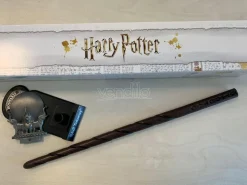 Harry Potter Bacchetta Magica Professoressa Sibilla Cooman + Piedistallo Noble Collection